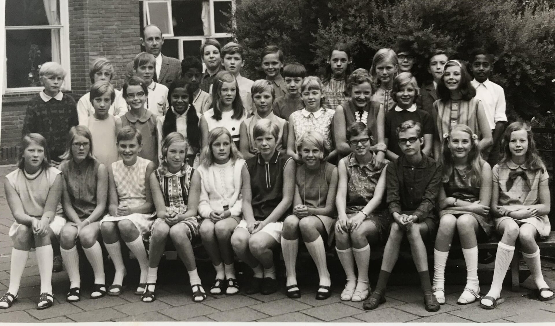 ,,Links achteraan staat mijn vader (Henk Veslink) die dat jaar mij, zijn dochter in de klas had. Ik zit vooraan, het vijfde meisje van links.''
