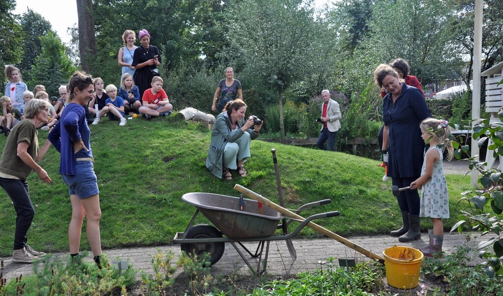 De aftrap van het project 'jouw Heuvelrugtuin', rechts wethouder Vissers, links beheerder Kylie Verkaart.  