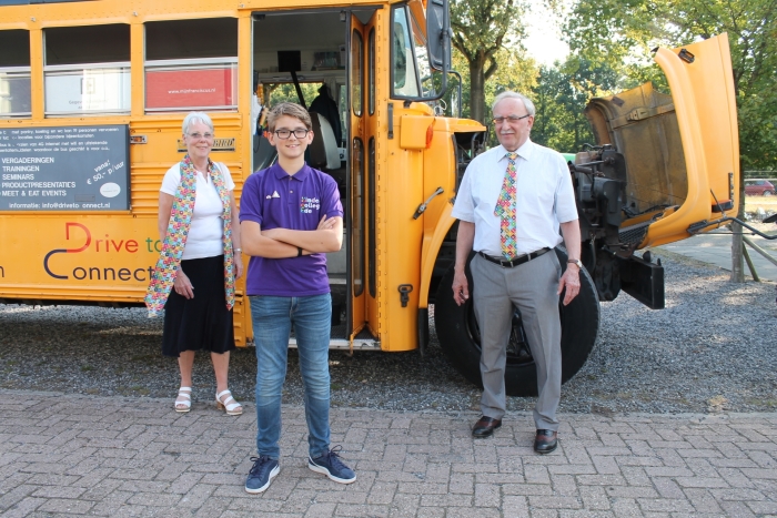 Marie-José Eberson, Peter 't Hoen en Max-Merijn Terpstra bij de SDG bus