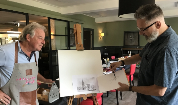 <p>Rijk Roor en Raymond van Uppelschoten tijdens de schilderworkshop</p>