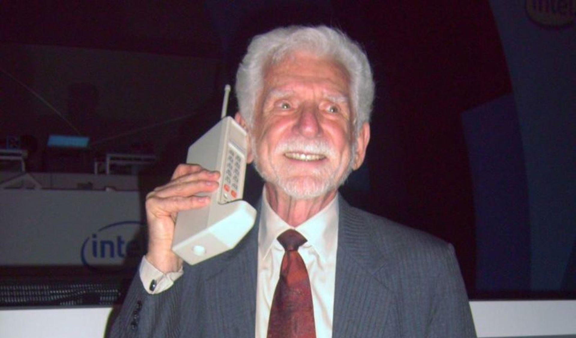 Blij met de eerste mobiele telefoon.