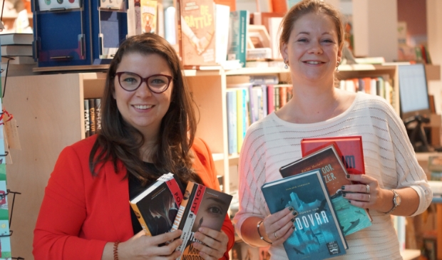 Jamie Lee van Londen (l) en Ingeborg van der Wielen organiseren samen het Leesfestival.