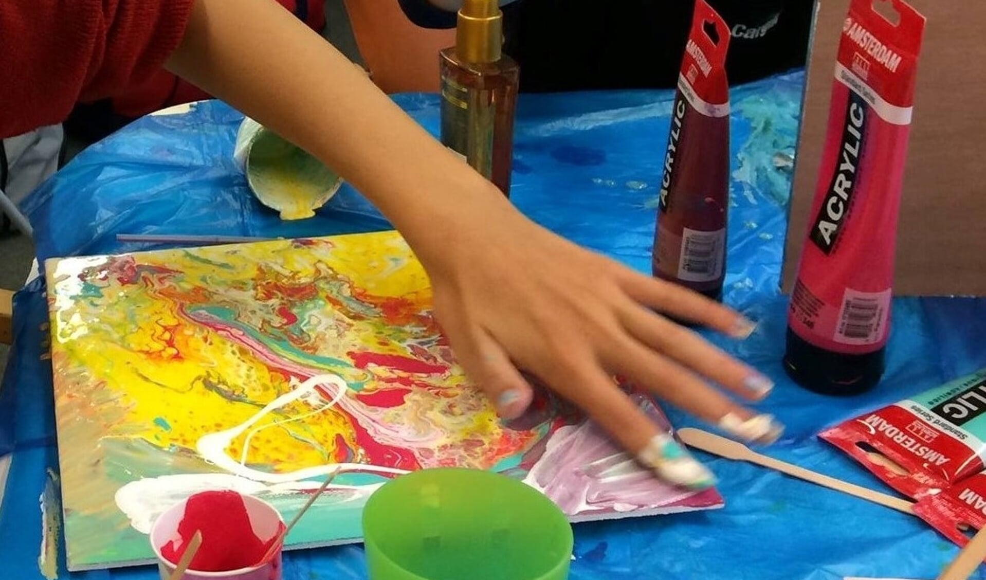 Tieners aan het schilderren in Atelier Kunst aan de Slinger