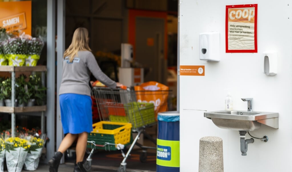 Bij supermarkt Coop in Kootwijkerbroek kunnen klanten voor binnenkomst hun handen wassen met water en zeep.