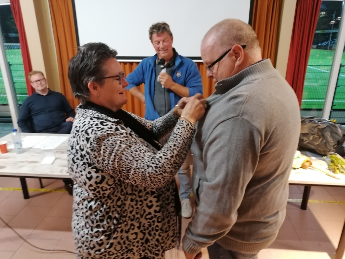 Paul van Beek kreeg de gouden speld opgeprikt door zijn eigen vrouw Geraldine