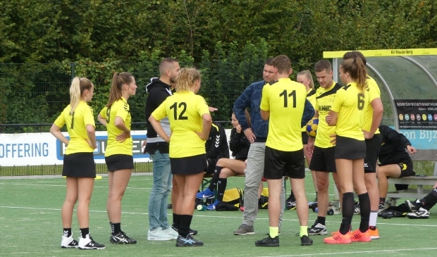 Na de rust verkleinde Woudenberg de achterstand, maar daarna kwam de doelpuntenmachine van Exakwa weer op gang.