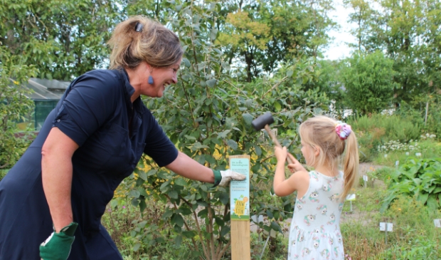 <p>Wethouder Jannelies Vissers en Sophie Wiltnik openen samen de tweede Heuvelrugtuin.</p>