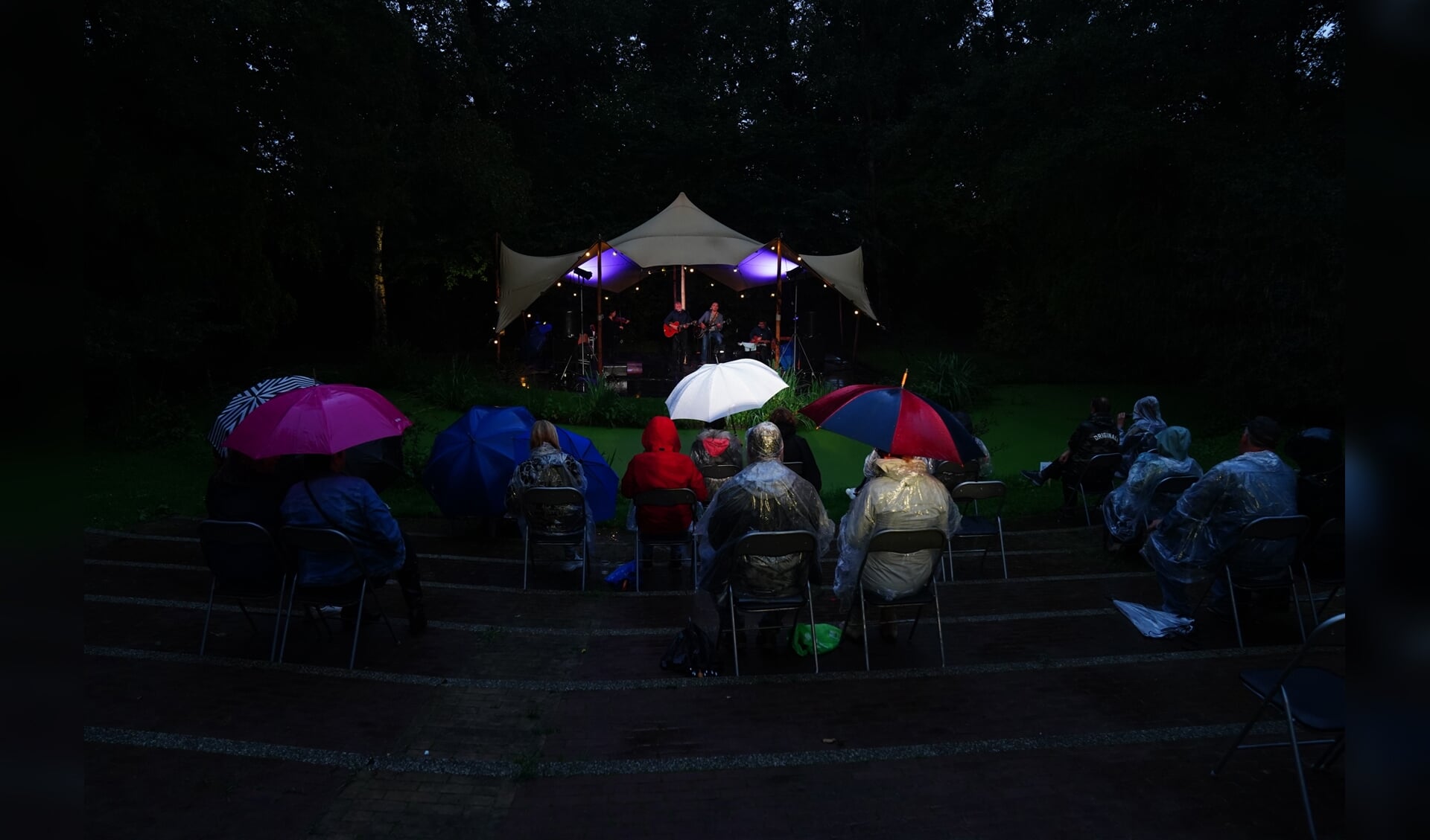 Regen of niet, het slechte weer was voor de bezoekers van Festival Het Dak Eraf geen reden om thuis te blijven. 