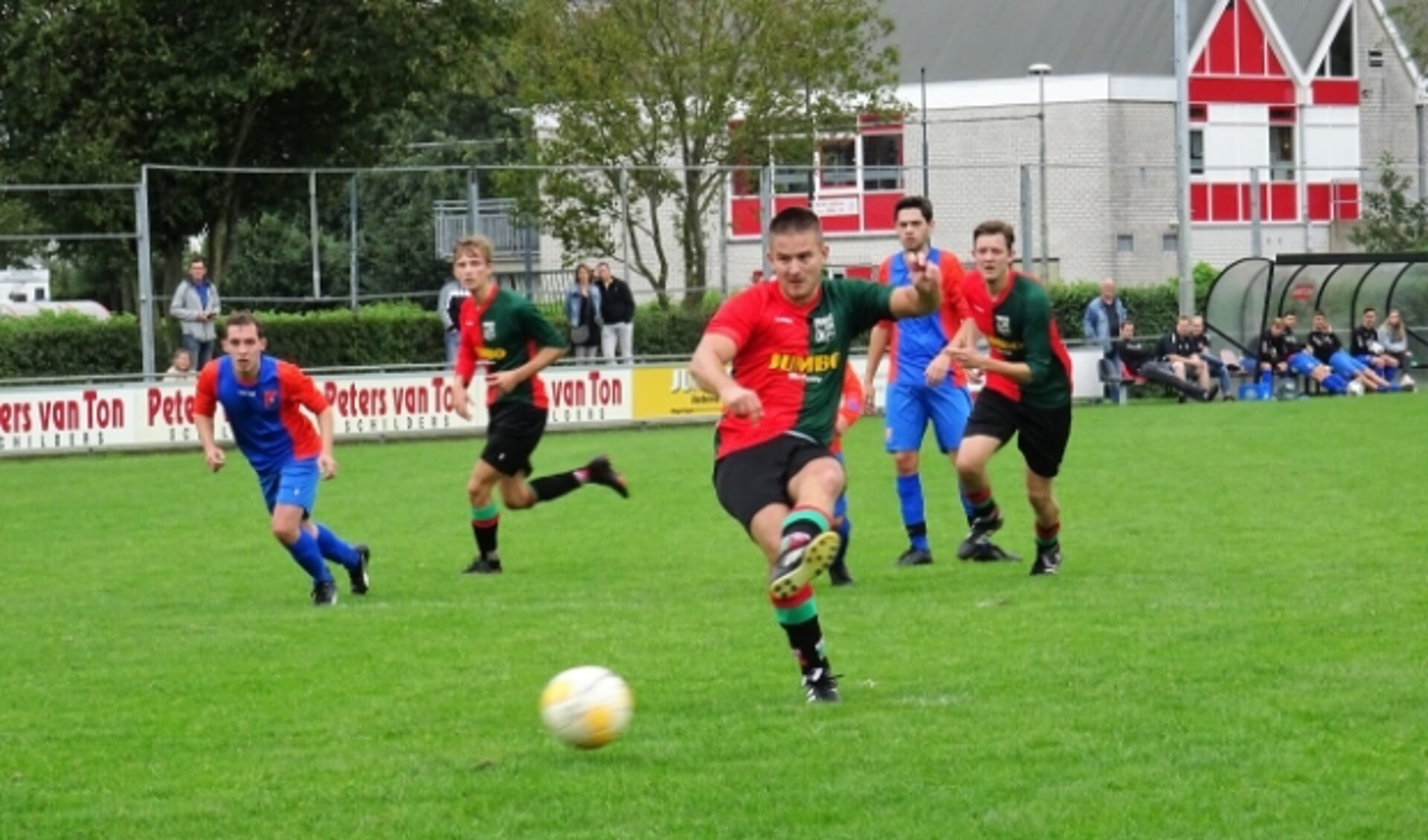 WAVV-aanvaller Davey Jansen scoorde in het met 4-0 gewonnen bekerduel tegen SV Waalstad tweemaal, maar zag ook een strafschop gestopt worden door de doelman van de bezoekers uit Nijmegen.