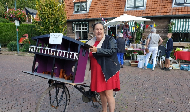 Deze bezoekster van de Stevensroute ging zeer tevreden naar huis met deze prachtige poppenkast.
