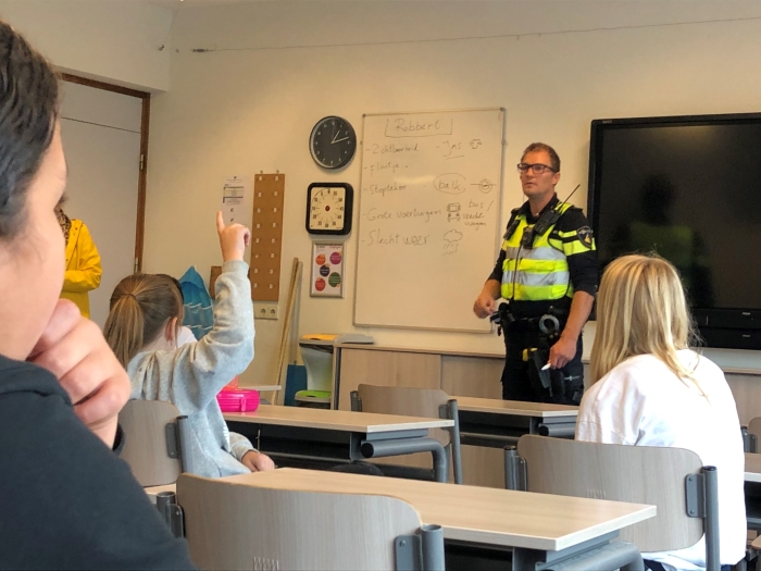 Leerling volgen training van wijkagent tot verkeersbrigadier.