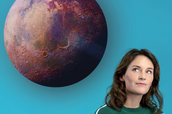 Campagnebeeld Voyagers: Marjolijn van Heemstra met planeet