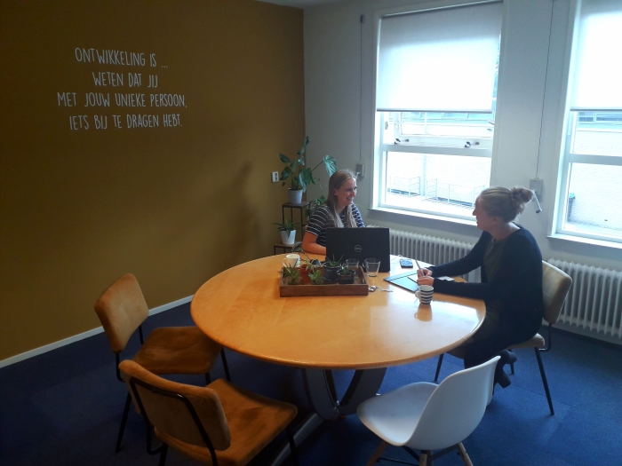 Orthopedagogen Laura Pruim en Myrthe Kloekke, Eleos