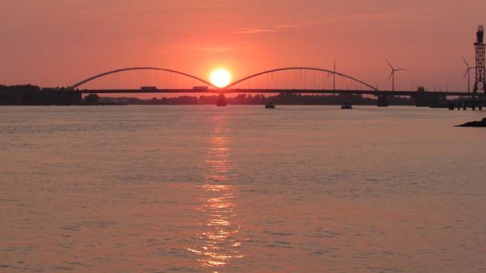 zonsondergang boven merwedebrug
