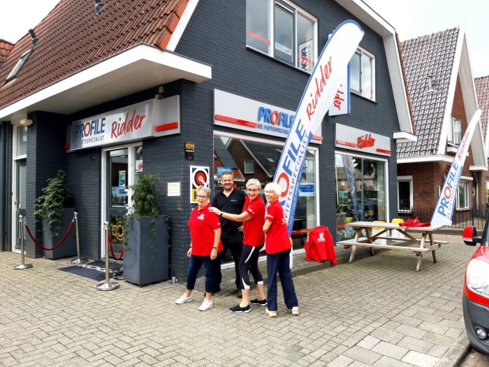 Dames van VOEK tonen shirts aan Henk Ridder van Profile Ridder