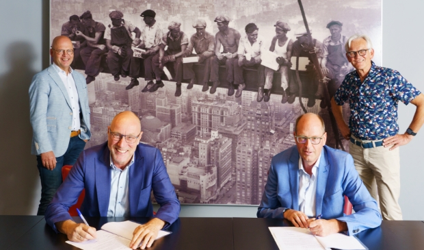 <p>Hans Koopman (directeur Kelderman Bouw en voorzitter Jan Vellinga (EIJV) ondertekenen de vijf jaar lopende overeenkomst.</p>