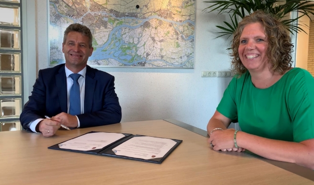 <p>Donderdag 10 september hebben burgemeester Dirk Heijkoop namens de gemeente en Ciska van Herwijnen namens Buurttoezicht een samenwerkingsconvenant ondertekend.</p>