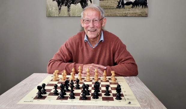 <p>Geurt van Veenendaal achter het schaakbord met de 64 velden.</p>