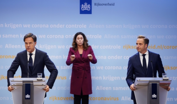 <p>Premier Mark Rutte en minister Hugo de Jonge (Volksgezondheid, Welzijn en Sport) tijdens een persconferentie over de huidige stand van zaken omtrent het coronavirus in Nederland.</p>