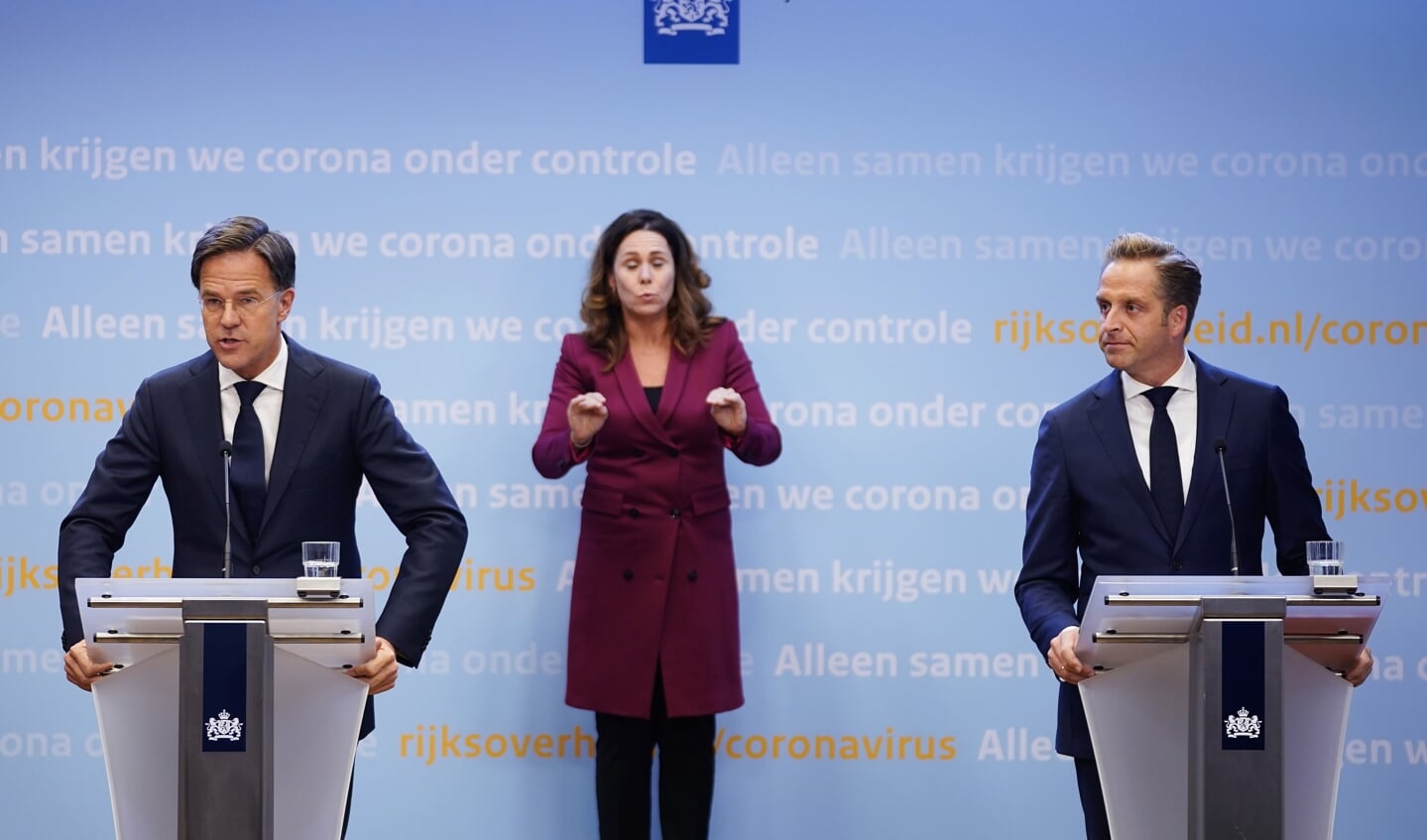 Premier Mark Rutte en minister Hugo de Jonge (Volksgezondheid, Welzijn en Sport) tijdens een persconferentie over de huidige stand van zaken omtrent het coronavirus in Nederland.