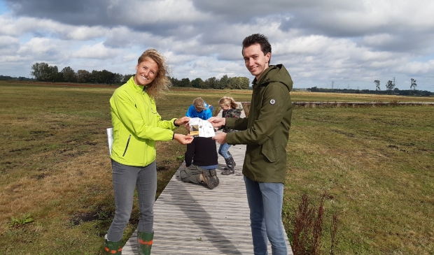 <p>Wethouder Van der Schans ontvangt eerste zoekkaart Binnenveld uit handen van Jannah Boerakker.</p>