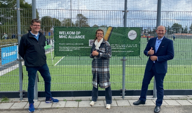 <p>Vanaf links: Daan Beekhuis, voorzitter MHC Alliance, Marit Merkus, van de werkgroep corona bij Alliance en Sjaak Struijf, wethouder Sport.</p>