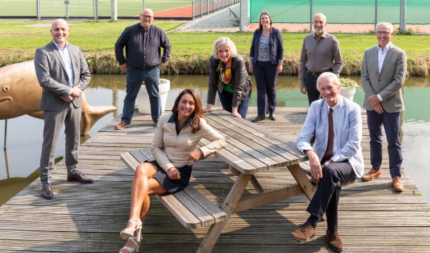 <p>OA bestuur en bureau: Jeroen Franken, Erwin van der Rijt, Darshan Sloot (directeur OA), Linda van der Hoorn, Saskia Lang, Brian Speelman, Rob van den Helder, Alphons Böggemann (voorzitter OA). Niet op de foto: Carmen Strijk en Jelena van Baaren (Event Manager OA).</p>