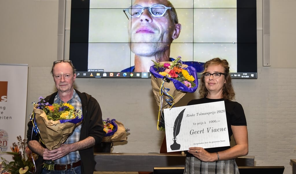 De winnaar, Geert Viaene, op het 'Zoom' scherm, links Frank van den Houte (tweede) en juryvoorzitter Vrouwkje Tuinman.