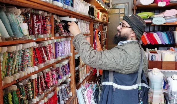 <p>Arash Fakhim zoekt naar stoffen voor zijn driedimensionale schilderijen van textiel.</p>