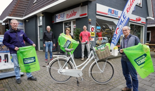 <p>Ronald van ’t Hazeveld/gemeente Nijkerk, Gert Jan van Laar/Profile Ridder, Hanita Tijsseling/Lionsclub Nijkerk. Arend van Zessen en Wim Tondeur/Zwerfafvalbrigade Nijkerk.</p>