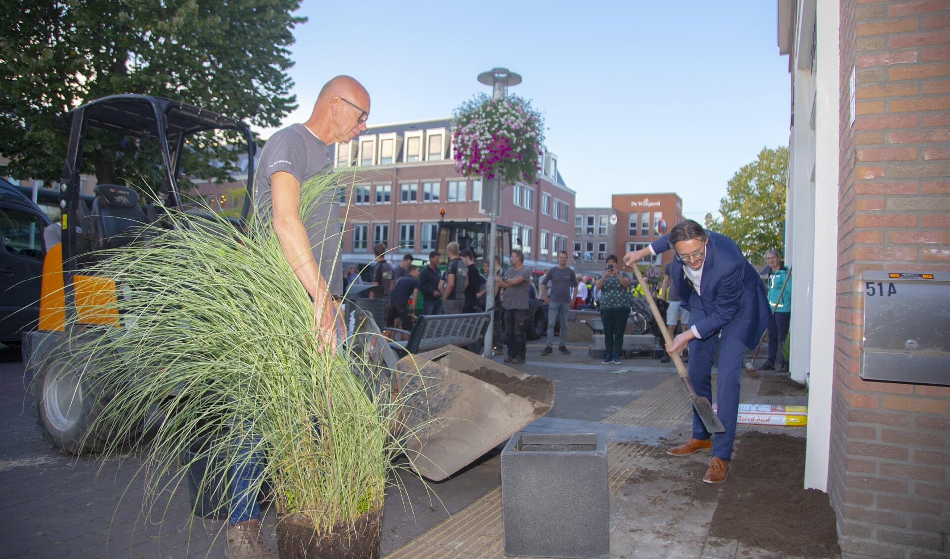 Wethouder André van de Burgwal gaf maandagavond de aanzet, door een gat te graven voor een plant bij het pand van Basic-Life aan het Raadhuisplein.  