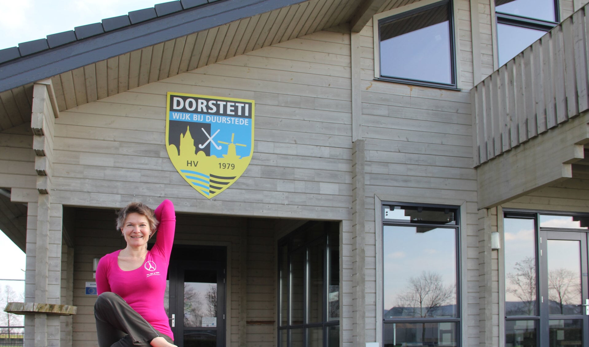 Judith Bouwhuis geeft yogalessen in onder andere het clubgebouw van HV Dorsteti op sportpark Mariënhoeve. 