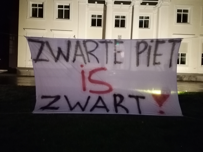 Spandoek voor gemeentehuis in Overveen