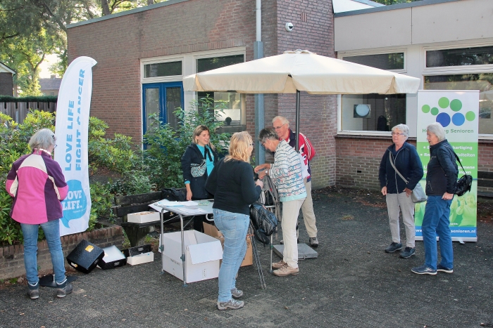 Deelnemers melden zich aan bij de start van de wandeling