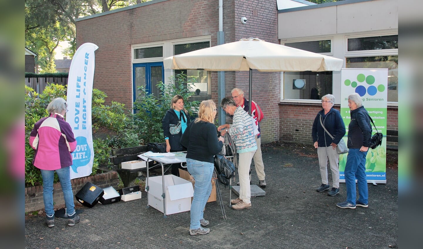 Deelnemers melden zich aan bij de start van de wandeling