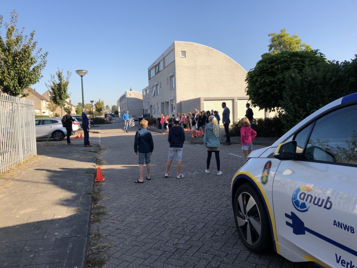 De kinderen leren alles over de remweg.