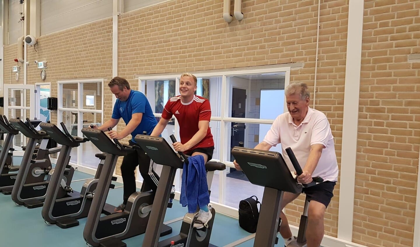Donny van de Beek traint met personal coach Harm Greving bij Academas. In de Leusdense sportschool zwaait Richard Greving, zoon van Harm en links op de foto, de scepter.