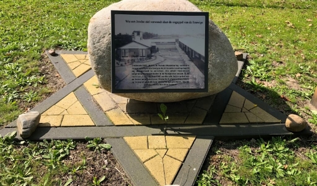 De gedenksteen De Bruine Enk die drie jaar geleden werd onthuld. (Foto: Lettie ten Brinke)