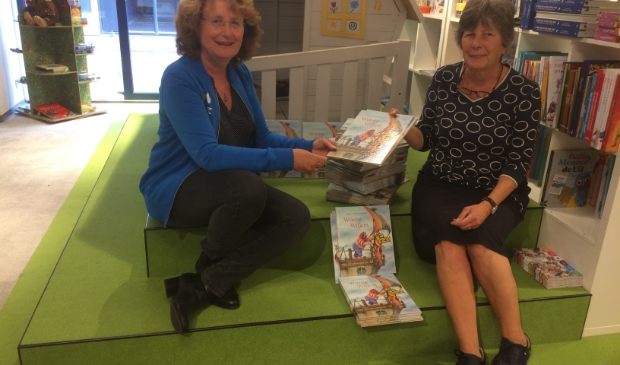 <p>Elly Folkerts van Stichting Meerwaarde krijgt een boekje van Jeanne Thecla van boekhandel Stevens.</p>