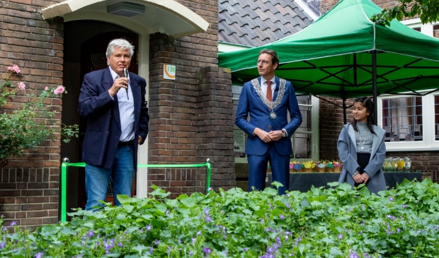 <p>Voorzitter Seerp de Blauw heet de aanwezigen welkom.</p>