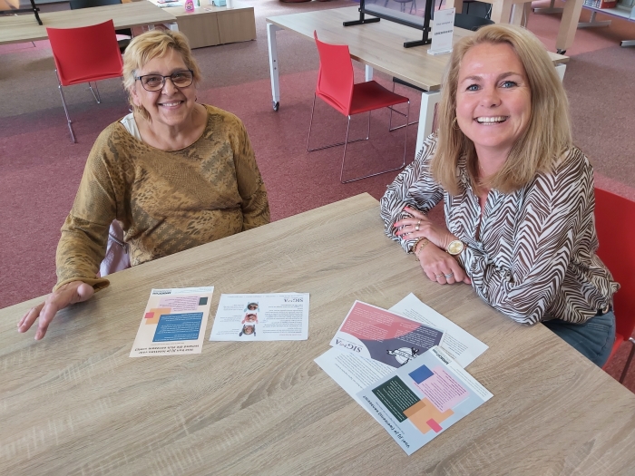 Taalambassadeur Bibliotheek Nijkerk, Wil Smit, helpt Wendy van Wee consulent vrijwilligerswerk van Sigma om betere flyers te maken.