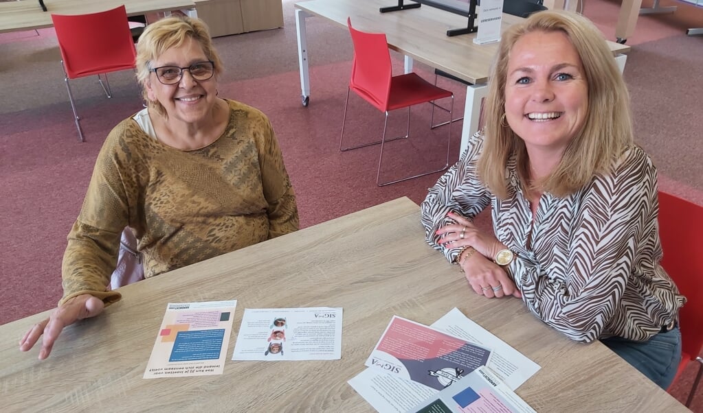 Taalambassadeur Bibliotheek Nijkerk, Wil Smit, helpt Wendy van Wee consulent vrijwilligerswerk van Sigma om betere flyers te maken.