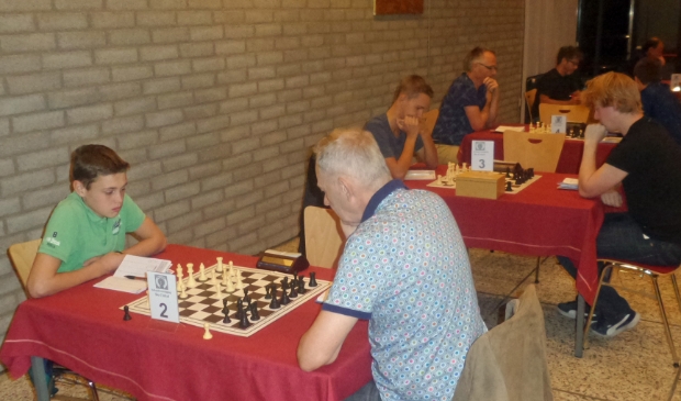 <p>Jonathan Karels (14) speelt remise tegen sterke schaker Willem de Wilde (rechts).</p>