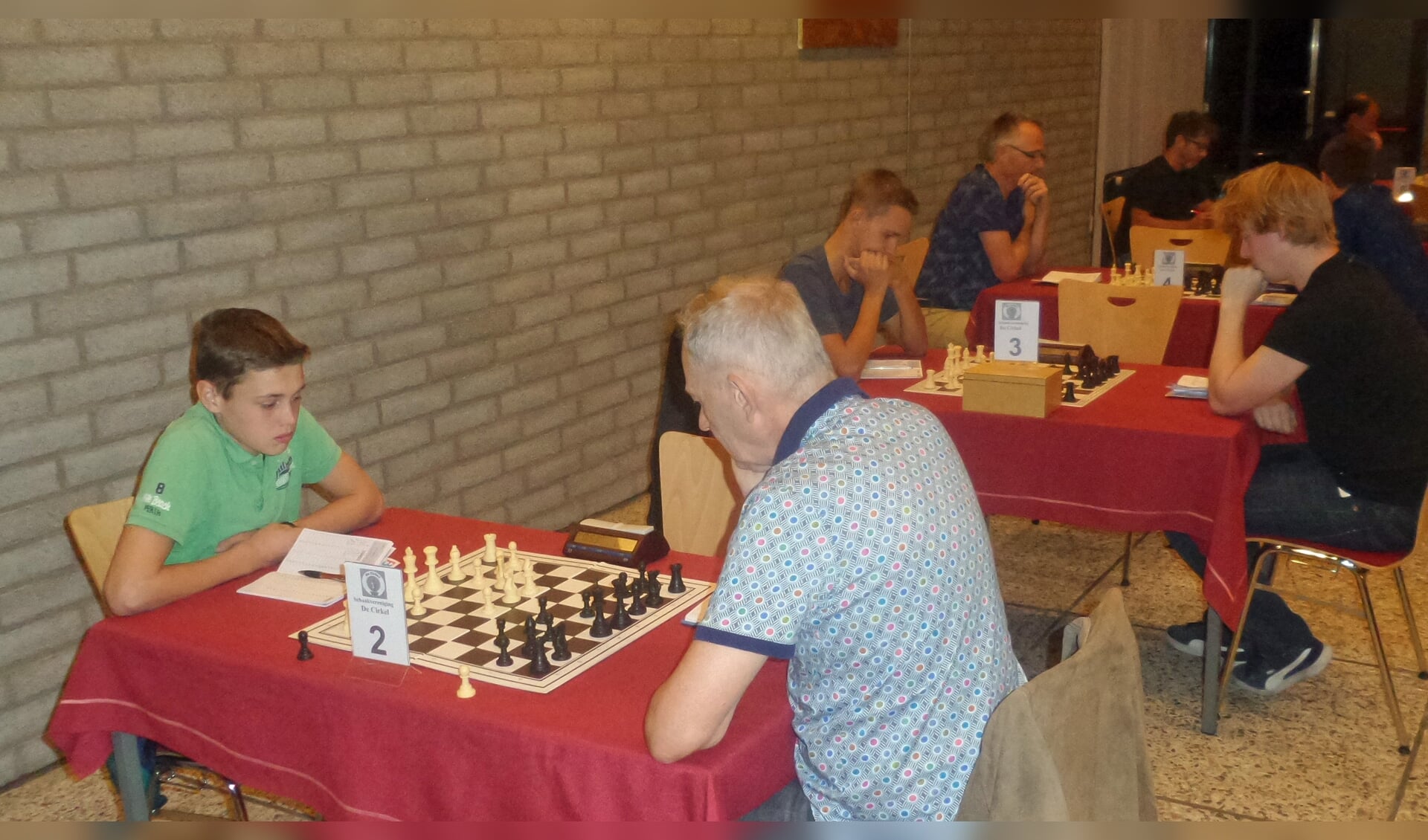 Jonathan Karels (14) speelt remise tegen sterke schaker Willem de Wilde (rechts).