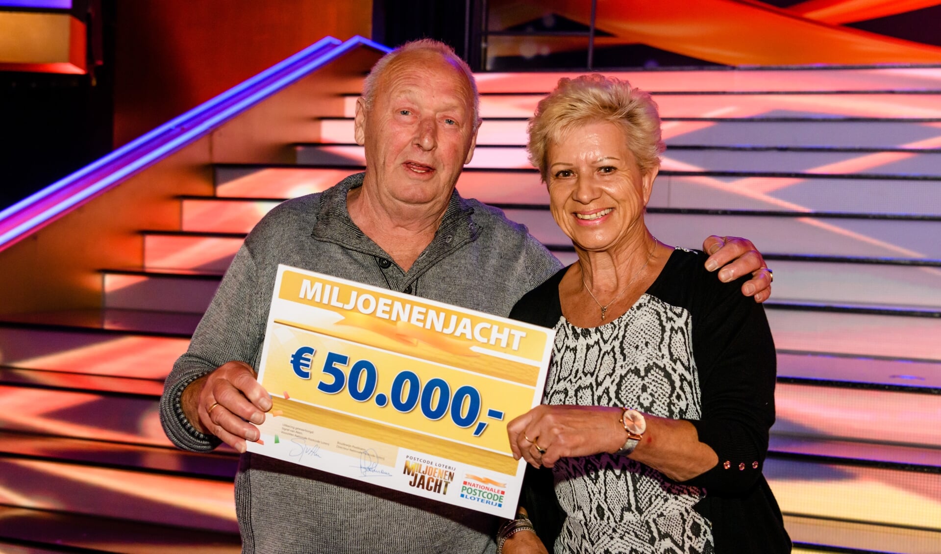 Roy samen met zijn vrouw én de cheque van 50.000 euro.
