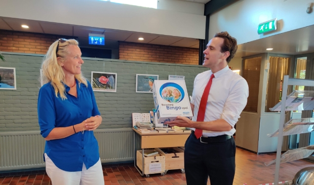 <p>Heleen van Ketwich Verschuur overhandigt het spel aan wethouder Van Ballegooijen.</p>