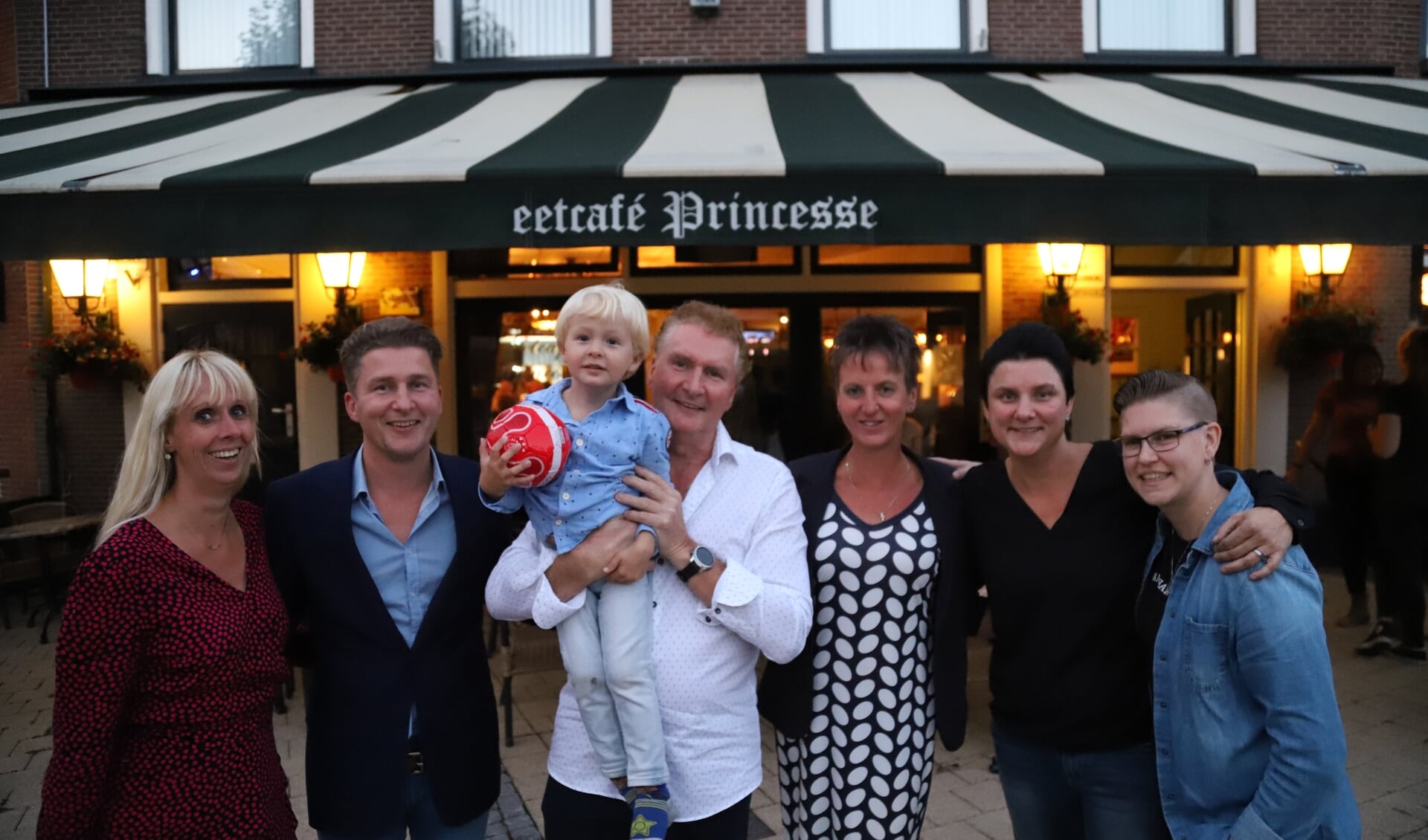 De familie Klompenhouwer voor eetcafe Princesse in Nijkerk.