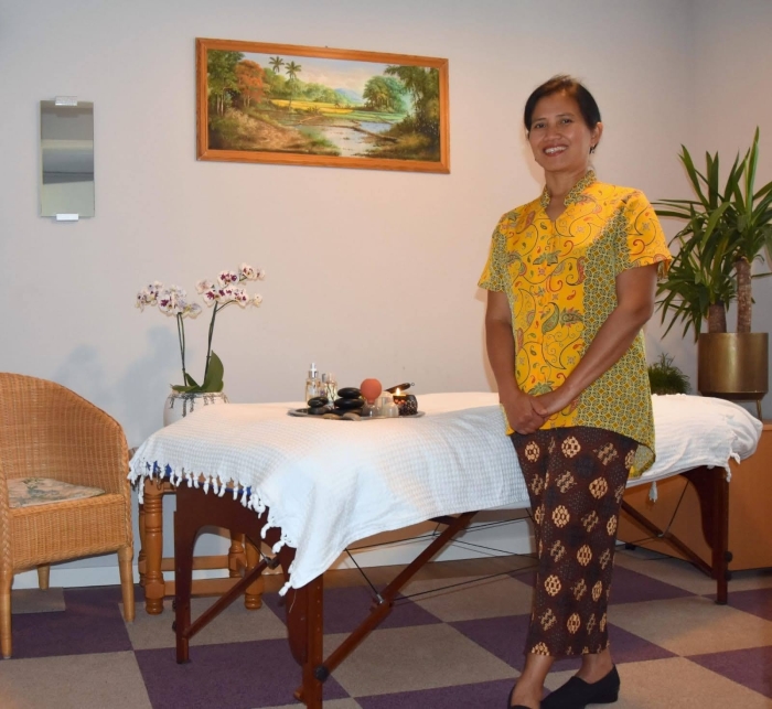 Ellie Staal in haar massagepraktijk