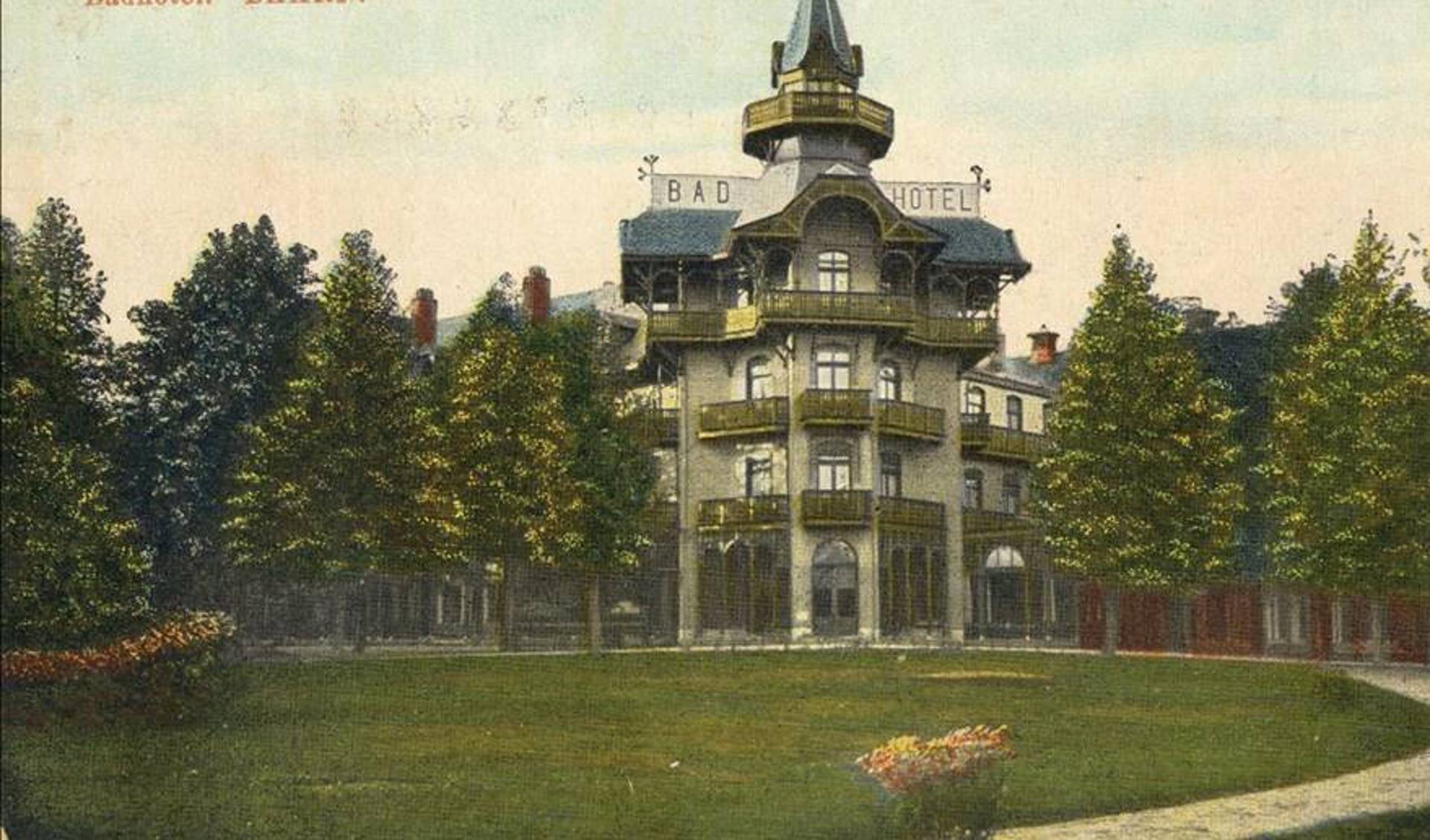 Gezicht op de voorzijde van het Badhotel aan de Middenlaan (Julianalaan 4) te Baarn uit het zuidoosten. Ca. 1910-1920. 