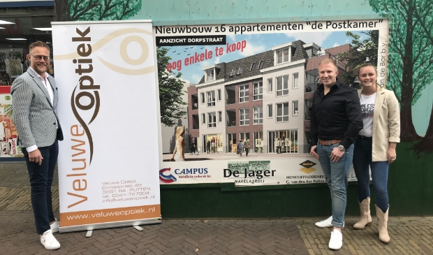 (vlnr) Richard Tamminga, Niels Vijge en Joyce van Meerveld bij de nieuwe locatie van Veluwe Optiek.